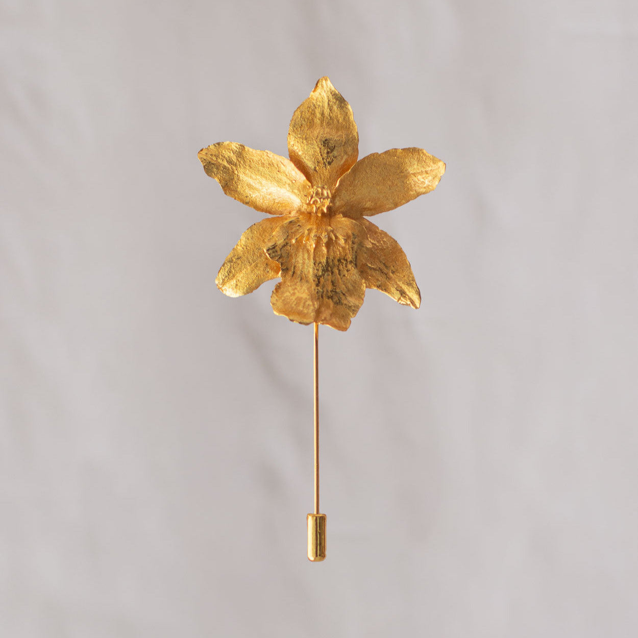 joya artesanal con orquídea real inmortalizada