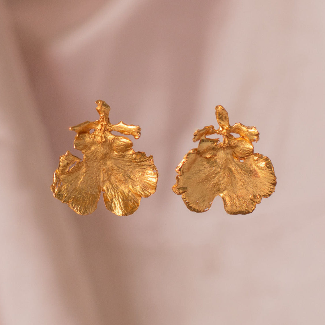 Aretes Topo Orquídea Dama Danzante en bronce bañado en oro de 24k, resaltando la forma delicada y danzante de la flor natural