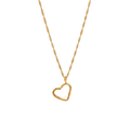 Collar con dije de corazón de ramita real inmortalizada en bronce con baño en oro 24k sobre fondo negro, joyería botánica artesanal colombiana
