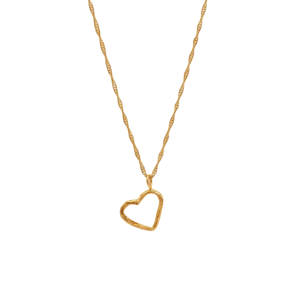 Collar con dije de corazón de ramita real inmortalizada en bronce con baño en oro 24k sobre fondo negro, joyería botánica artesanal colombiana
