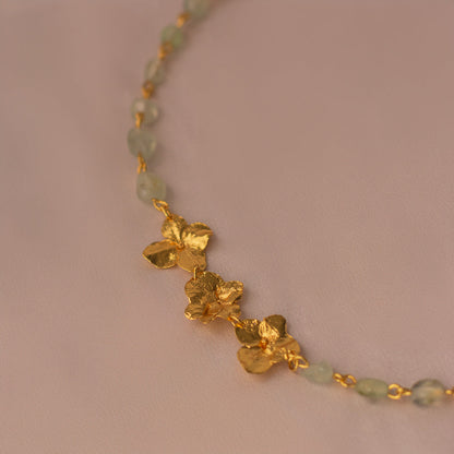 Collar Choker Cuarzos Tres Hortensia en bronce bañado en oro de 24k con cuarzos de ágata verde natural, destacando la belleza y singularidad de las flores inmortalizadas.