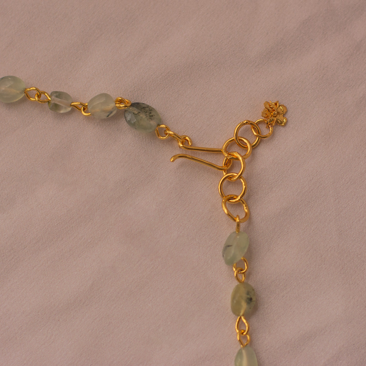 Collar Choker Cuarzos Tres Hortensia en bronce bañado en oro de 24k con cuarzos de ágata verde natural, destacando la belleza y singularidad de las flores inmortalizadas.