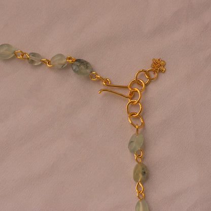 Collar Choker Cuarzos Tres Hortensia en bronce bañado en oro de 24k con cuarzos de ágata verde natural, destacando la belleza y singularidad de las flores inmortalizadas.