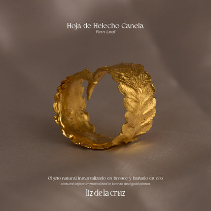 Anillo Entero Helecho Canela en bronce con baño de oro de 24k, reflejando la forma única de un helecho natural de nuestro jardín