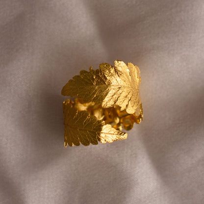 Anillo Entero Helecho Canela en bronce con baño de oro de 24k, reflejando la forma única de un helecho natural de nuestro jardín