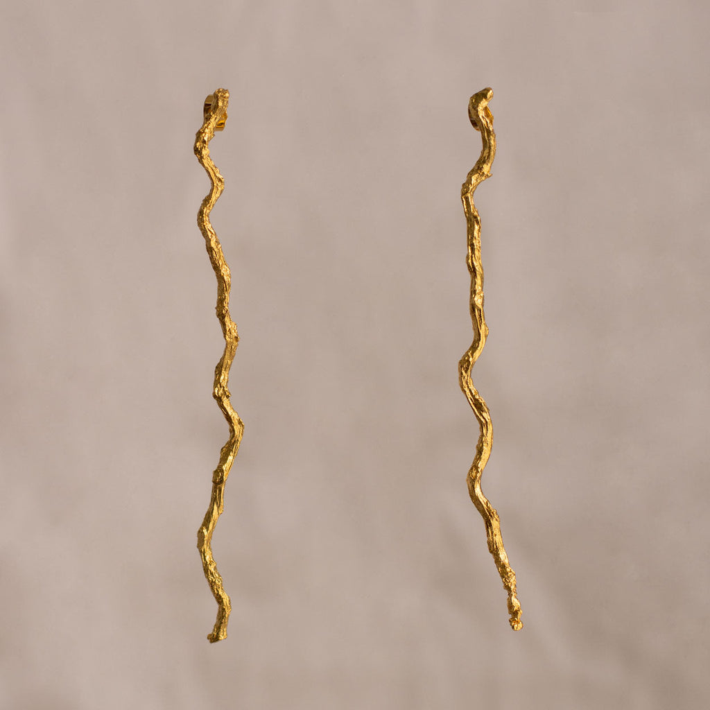 Aretes Large Ramita Palma Coco en bronce bañado en oro de 24k, con diseño natural
