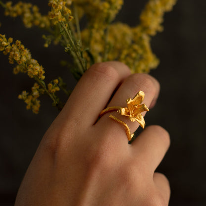 Anillo Orquídea Maxilaria en bronce bañado en oro de 24k, mostrando la forma delicada y única de una flor natural de orquídea