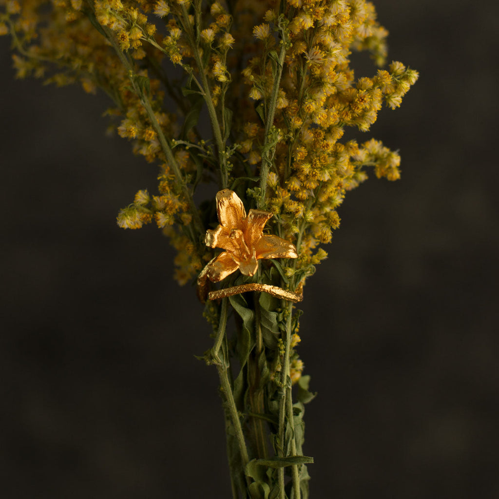 Anillo Orquídea Maxilaria en bronce bañado en oro de 24k, mostrando la forma delicada y única de una flor natural de orquídea
