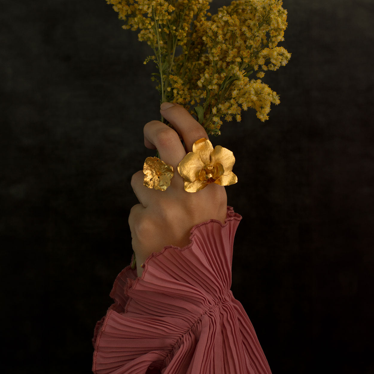 Anillo Orquídea Phalaenopsis Hortensia en bronce bañado en oro de 24k, destacando la combinación única de flores naturales de nuestro jardín