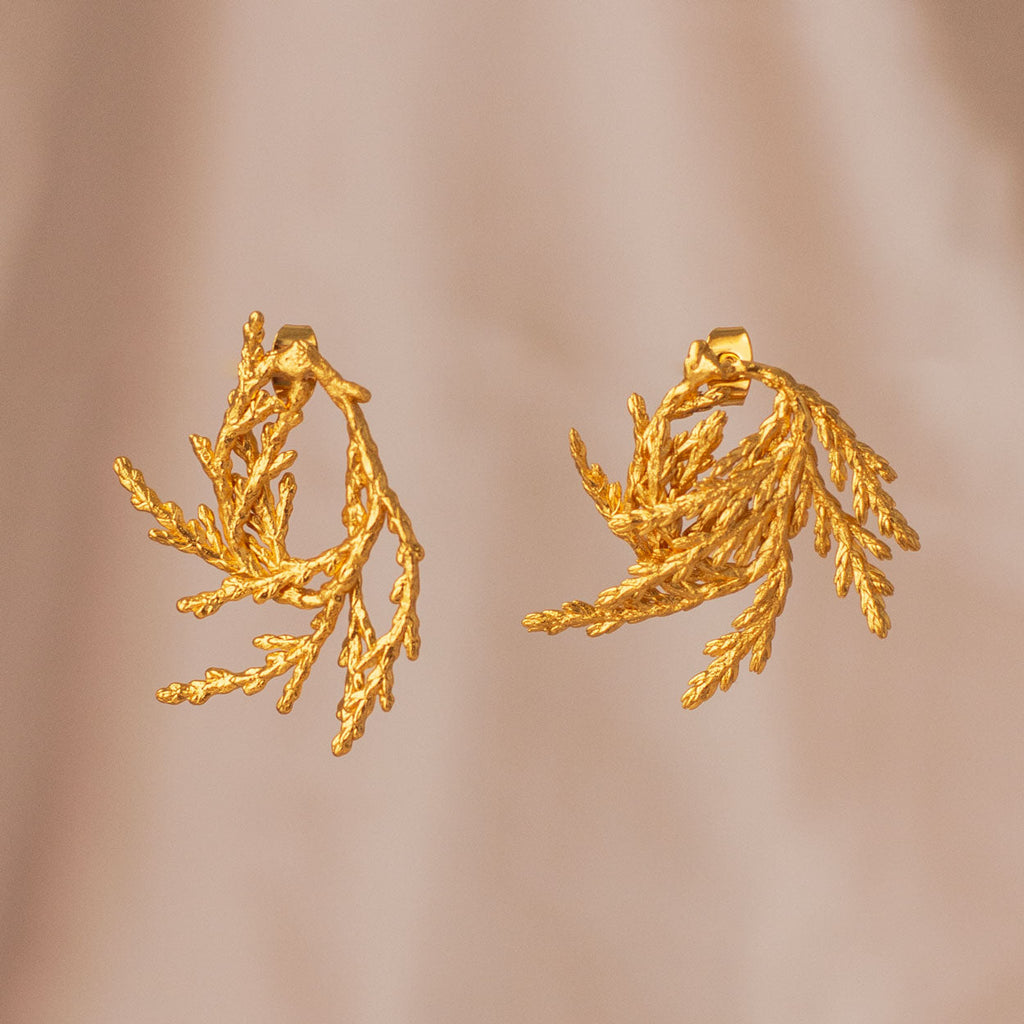 aretes de hoja pino espiral pequeña artesanales enchapados en oro de 24 kilates joyería natural única