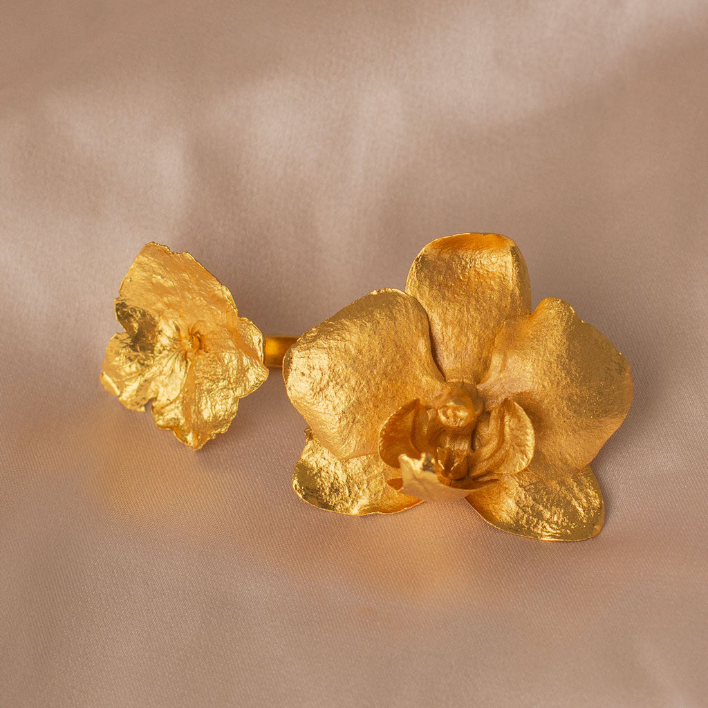 Anillo Orquídea Phalaenopsis Hortensia en bronce bañado en oro de 24k, destacando la combinación única de flores naturales de nuestro jardín
