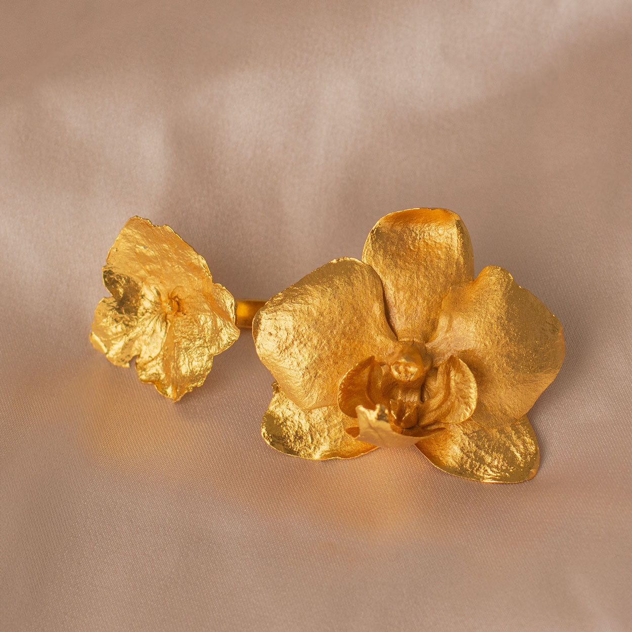 Anillo Orquídea Phalaenopsis Hortensia en bronce bañado en oro de 24k, destacando la combinación única de flores naturales de nuestro jardín