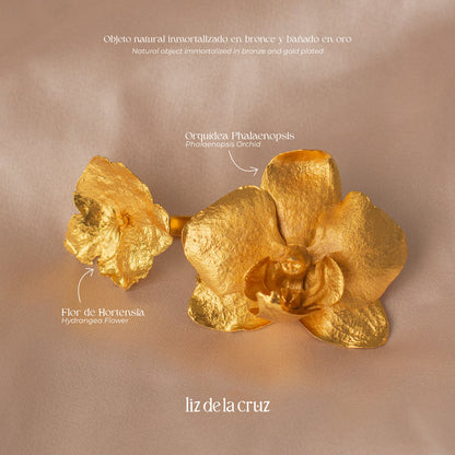 Anillo Orquídea Phalaenopsis Hortensia en bronce bañado en oro de 24k, destacando la combinación única de flores naturales de nuestro jardín
