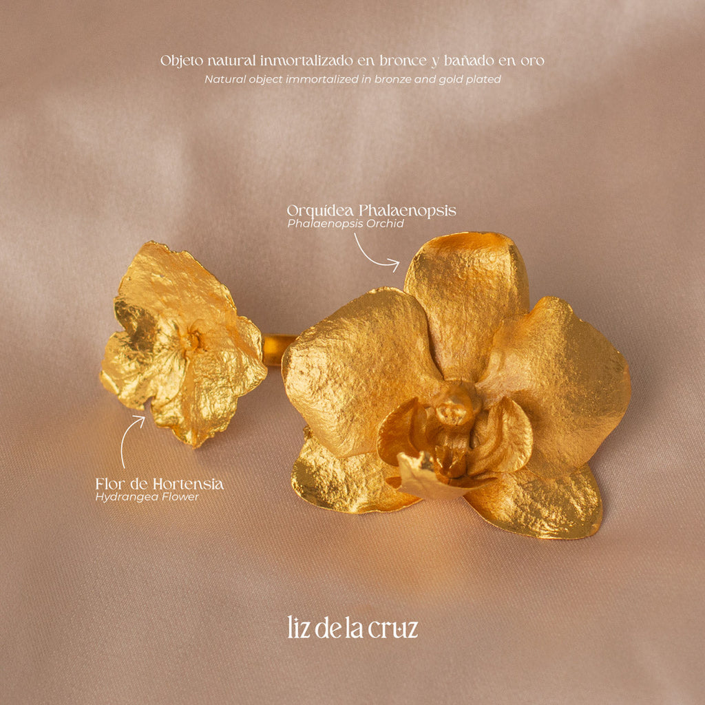 Anillo Orquídea Phalaenopsis Hortensia en bronce bañado en oro de 24k, destacando la combinación única de flores naturales de nuestro jardín