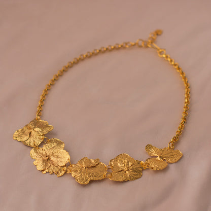 Collar Large Hortensias en bronce bañado en oro de 24k, destacando la forma natural y única de las flores de hortensia inmortalizadas.