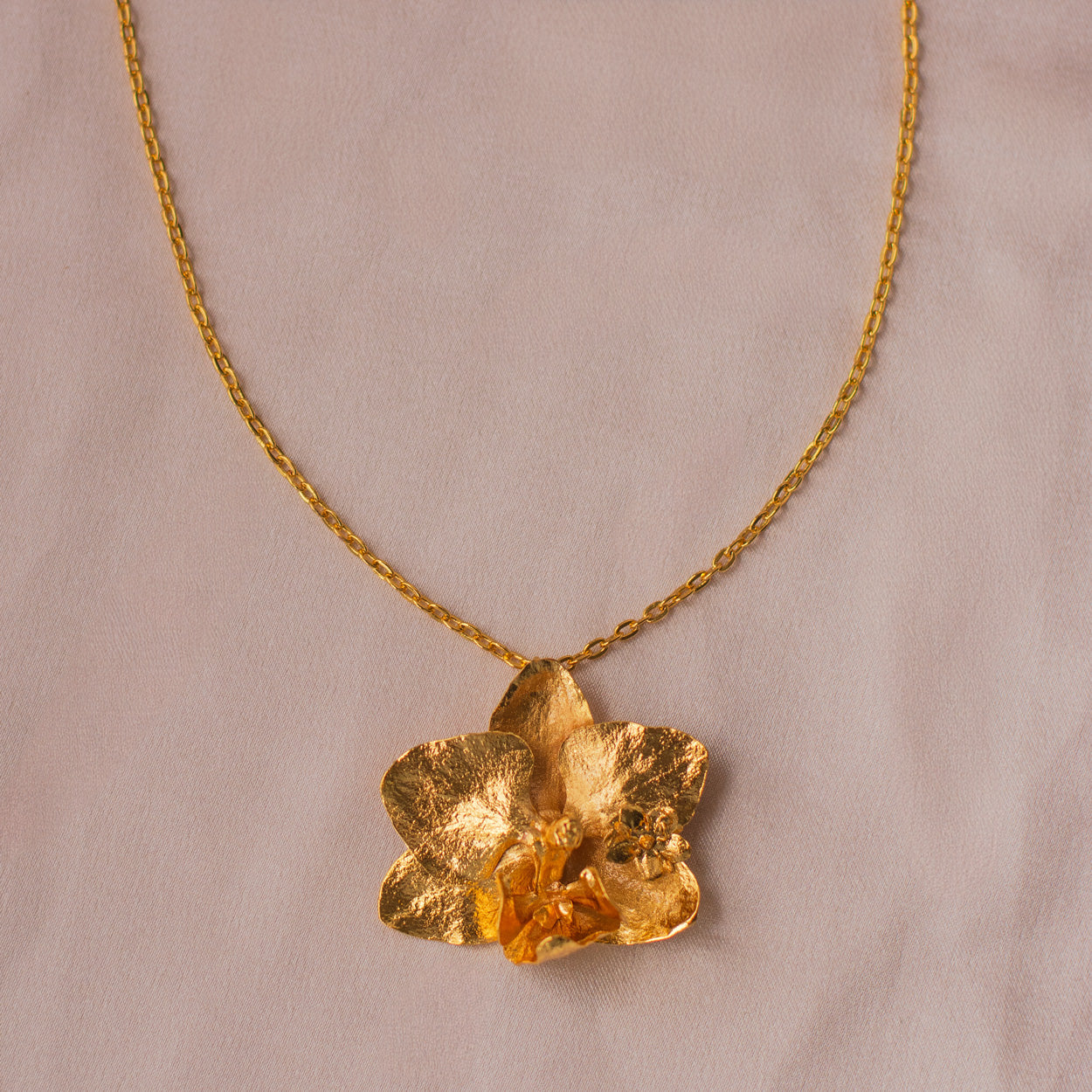 Collar Orquidea baño en Oro 24k