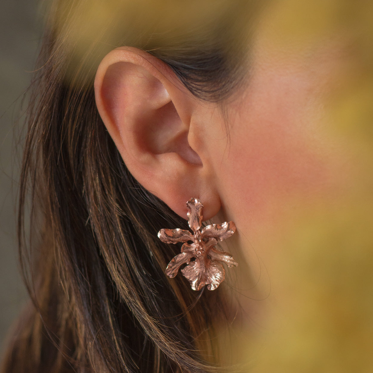 Aretes Topo Orquídea Chocolate en bronce bañado en oro