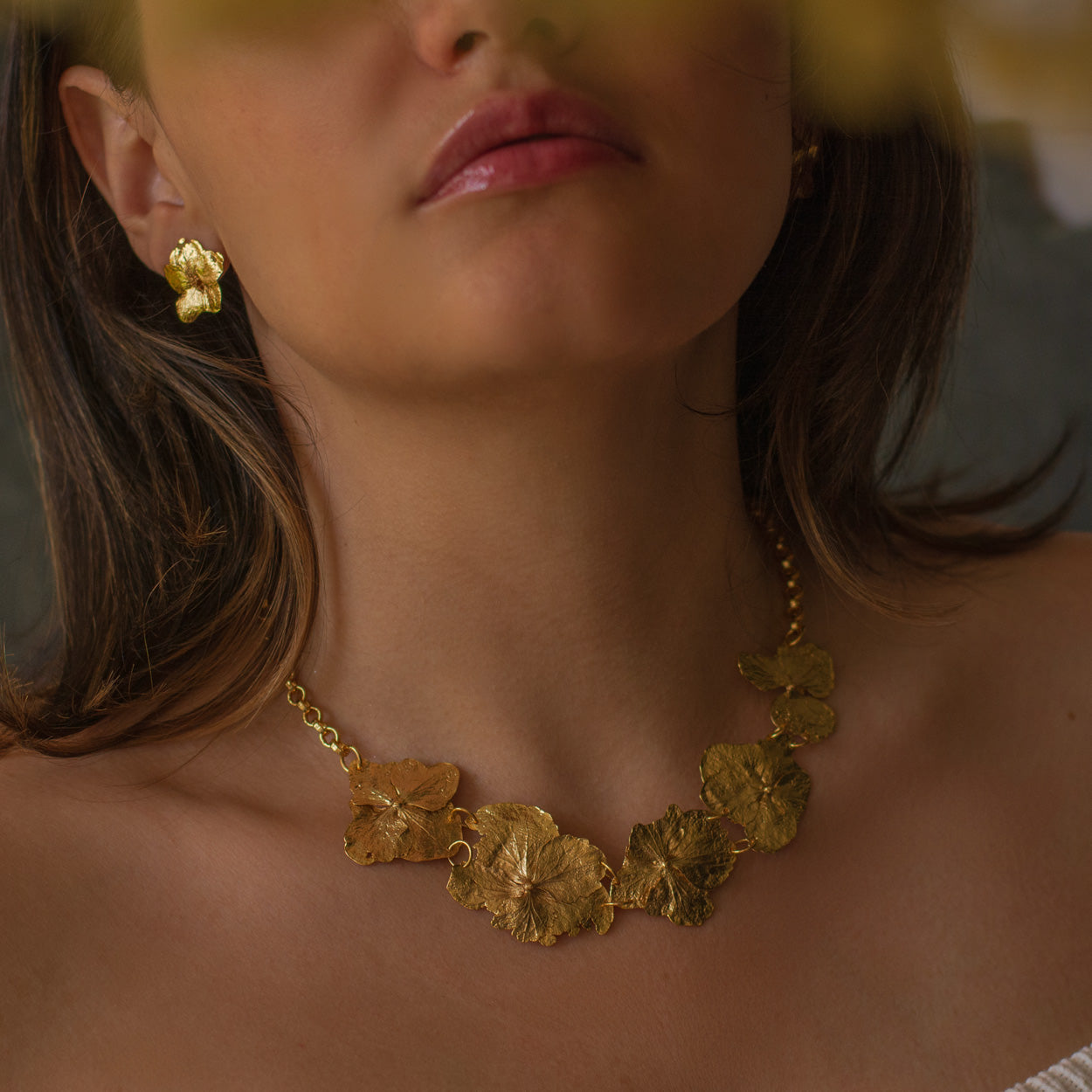 Collar Large Hortensias en bronce bañado en oro de 24k, destacando la forma natural y única de las flores de hortensia inmortalizadas.