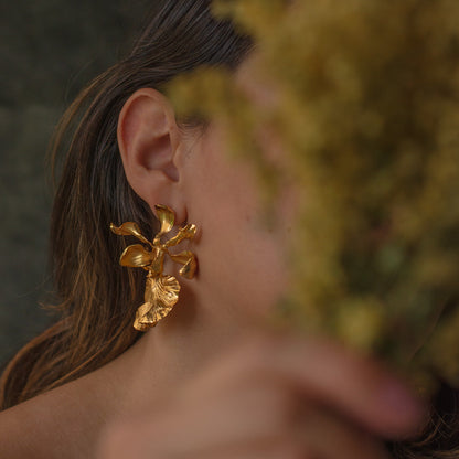 Aretes Orquídea Encyclia Cordigera en bronce bañado en oro de 24k, destacando la belleza y rareza de las flores exóticas naturales