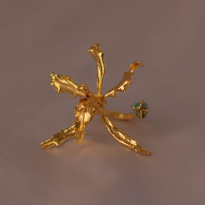 Cyrtochilum Revolutum Orchid Ring with Emerald in 24k gold, showcasing natural elegance.
