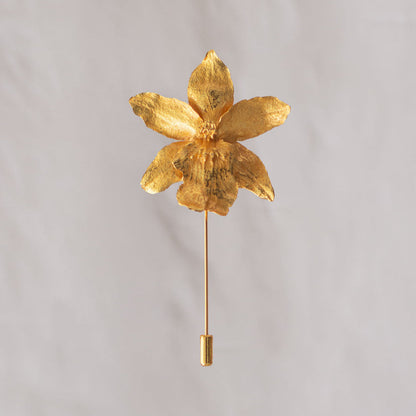 joya artesanal con orquídea real inmortalizada