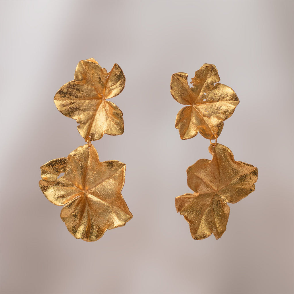 Detalle de la textura orgánica en aretes de hiedra; se aprecian las venas y las imperfecciones naturales preservadas en oro.