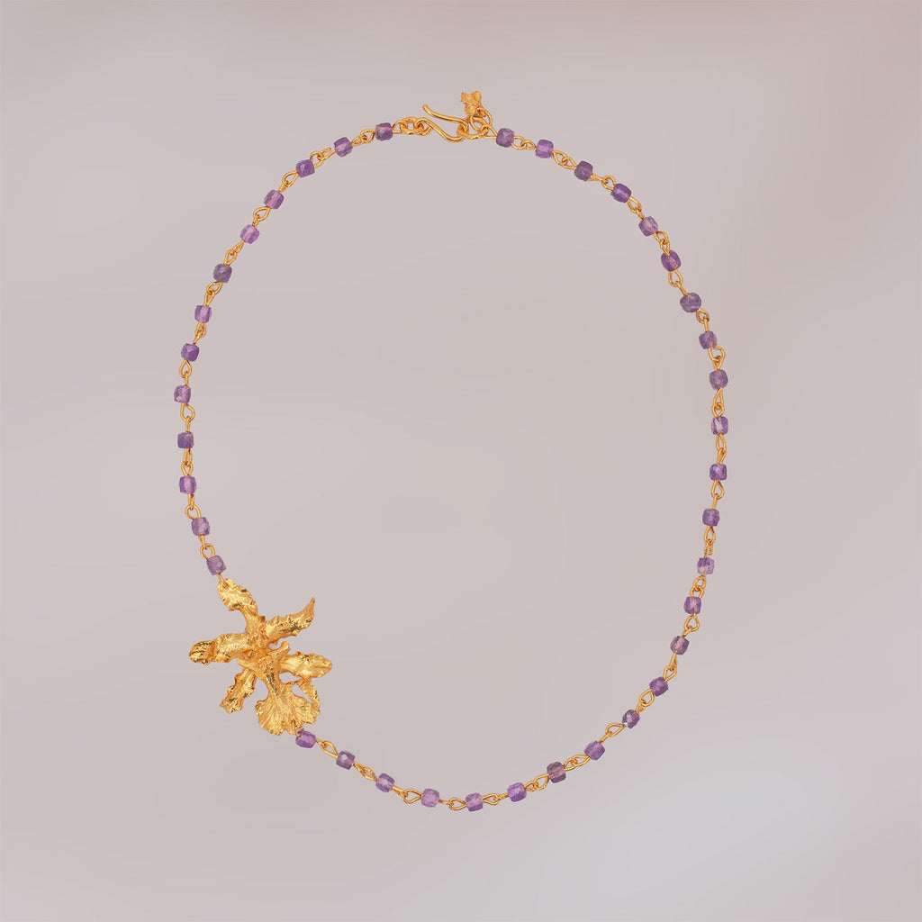 Joyería botánica de lujo, collar delicado con flor natural metalizada y cuarzo violeta protector