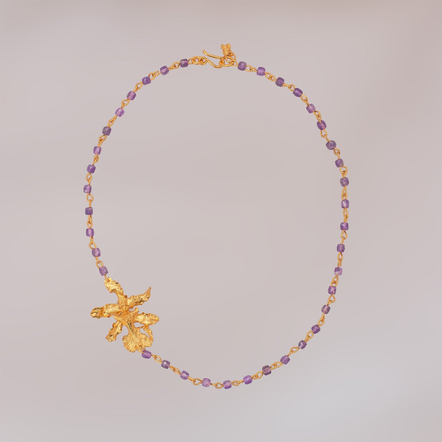 Joyería botánica de lujo, collar delicado con flor natural metalizada y cuarzo violeta protector