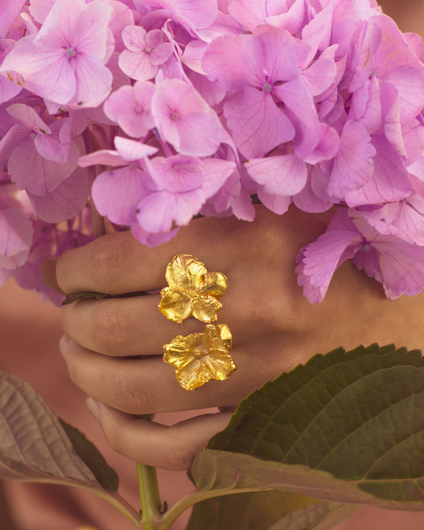 Anillo Dos Hortensias Natural en bronce bañado en oro de 24k, destacando la belleza y singularidad de las flores de hortensia de nuestro jardín