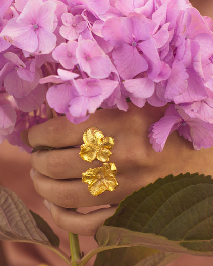 Anillo Dos Hortensias Natural en bronce bañado en oro de 24k, destacando la belleza y singularidad de las flores de hortensia de nuestro jardín