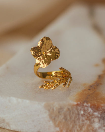 Anillo Hortensia Hoja Pino en bronce bañado en oro de 24k, combinando la elegancia de las flores de hortensia con la sutileza de las hojas de pino