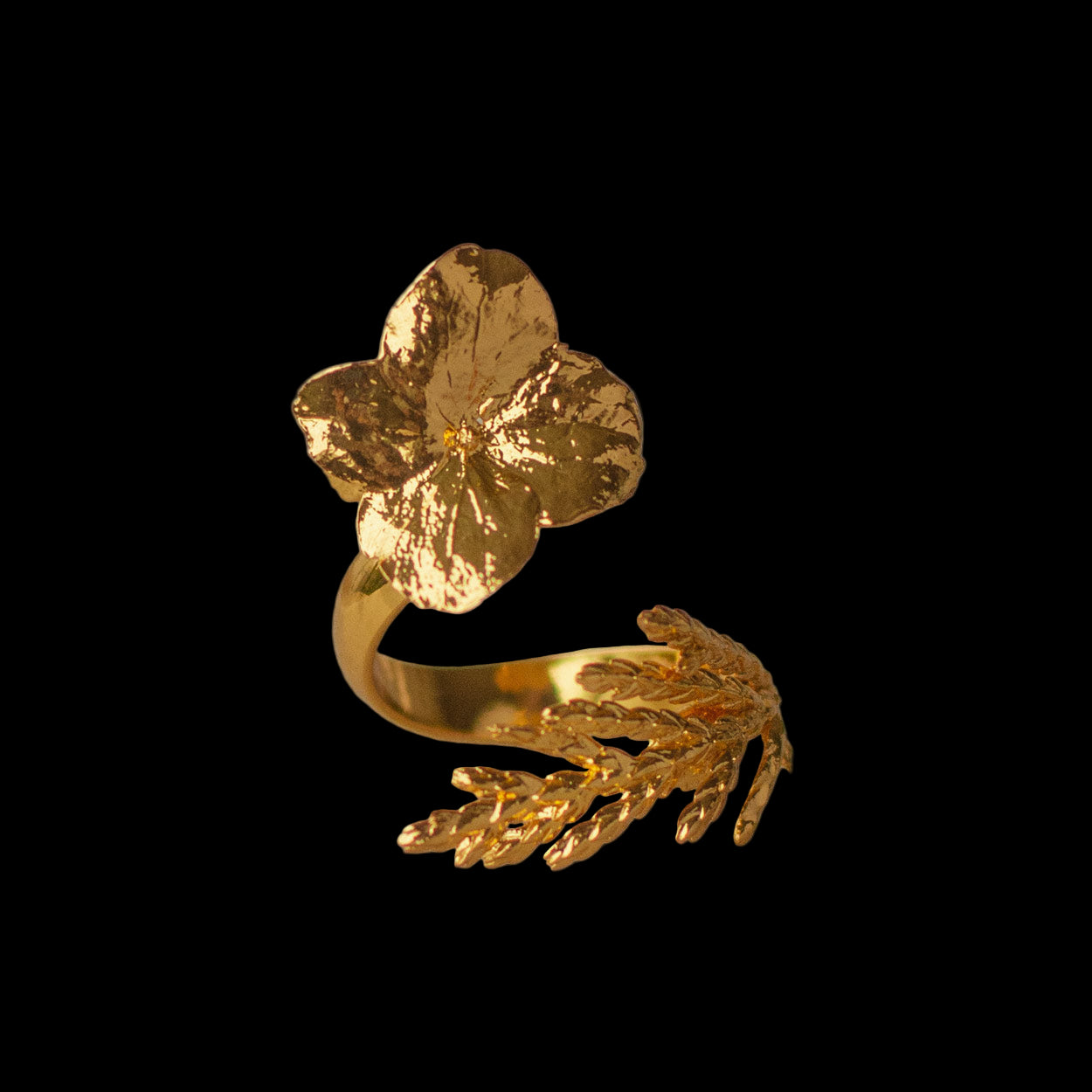 Anillo Hortensia Hoja Pino en bronce bañado en oro de 24k, combinando la elegancia de las flores de hortensia con la sutileza de las hojas de pino