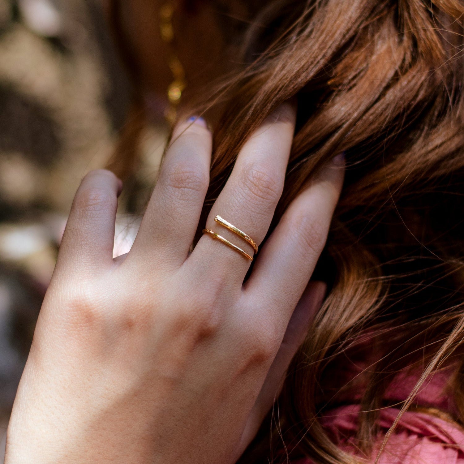 Anillo Ramita en bronce bañado en oro de 24k, destacando la textura y forma única de la ramita natural.