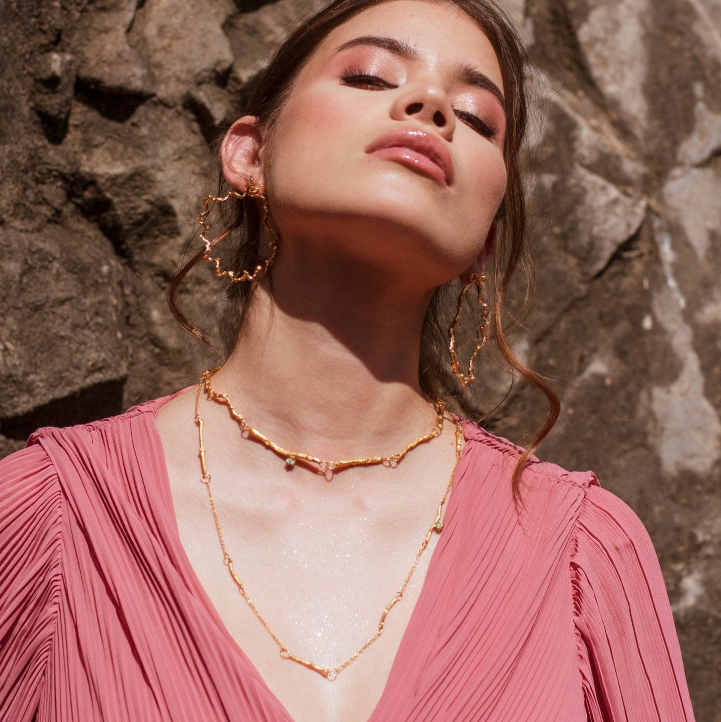 Collar Ramitas Eucalipto Esmeraldas en bronce bañado en oro de 24k, destacando las delicadas ramitas y la brillante morralla de esmeraldas.