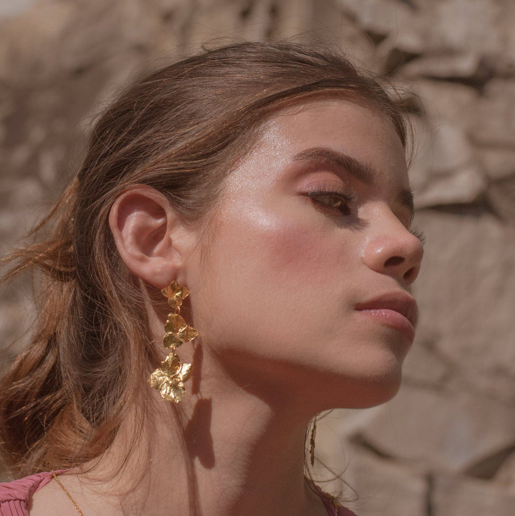 Aretes Tres Flor Hortensia Inmortalizado en bronce bañado en oro de 24k, mostrando la belleza única de las flores de hortensia de nuestro jardín
