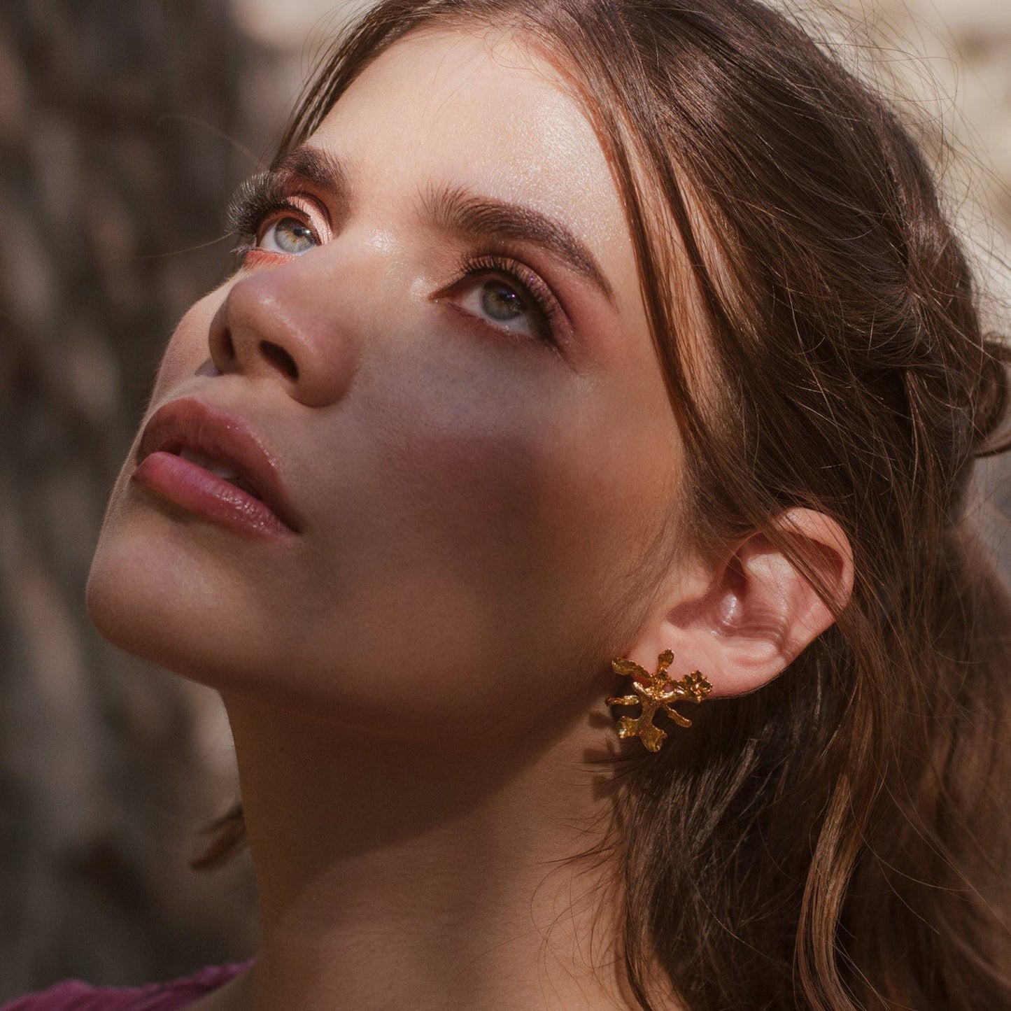 Aretes Topo Orquídea Oncidium en bronce bañado en oro de 24k, mostrando la delicada belleza de la orquídea natural preservada en metal precioso.