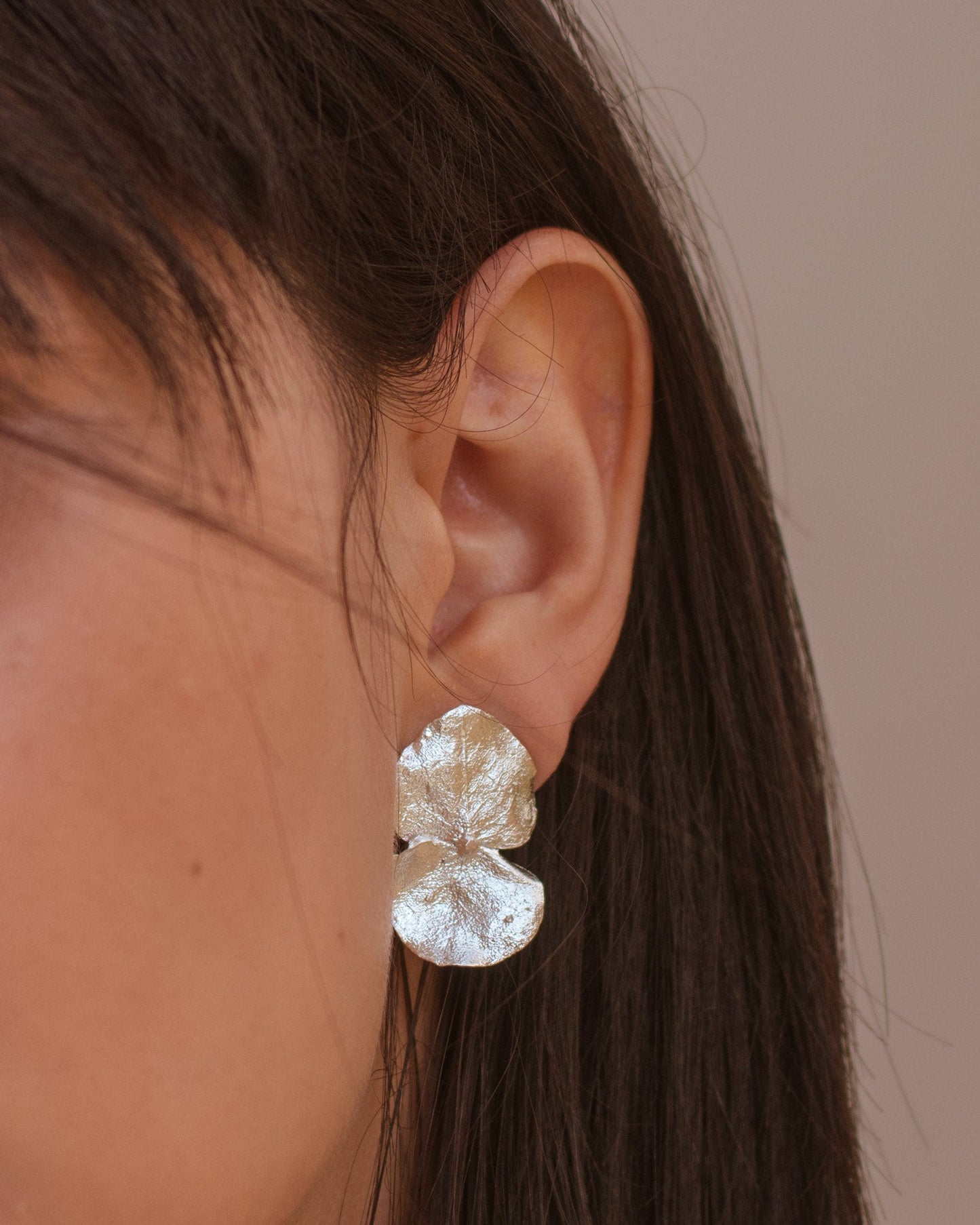 Aretes Topo Eucalipto Plata Ecológica, mostrando la delicada textura y forma de las hojas de eucalipto natural preservadas en metal reciclado