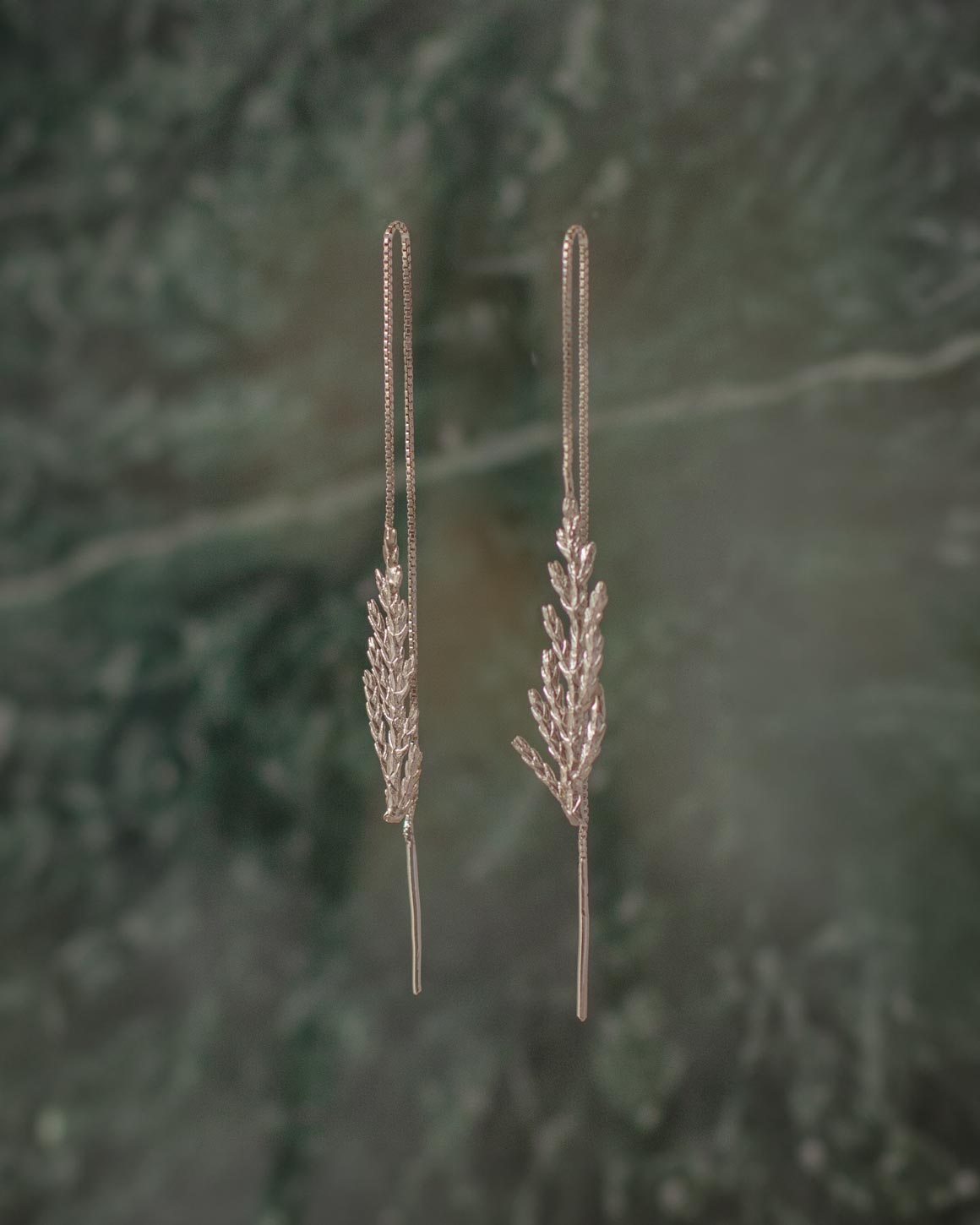 Diseño exclusivo de aretes en cadena y hoja natural
