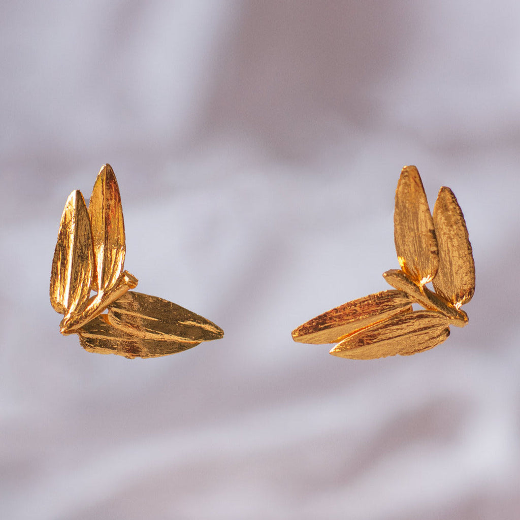 Aretes Topo Helecho Romerón Mini en bronce bañado en oro de 24k, mostrando la forma natural de las hojas de helecho inmortalizadas