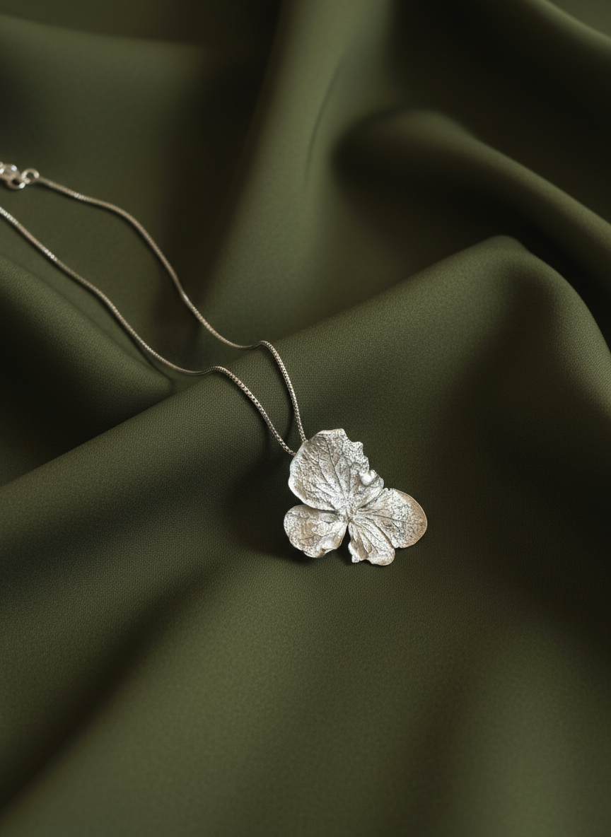 Gargantilla Flor Hortensia Plata recicladalógica