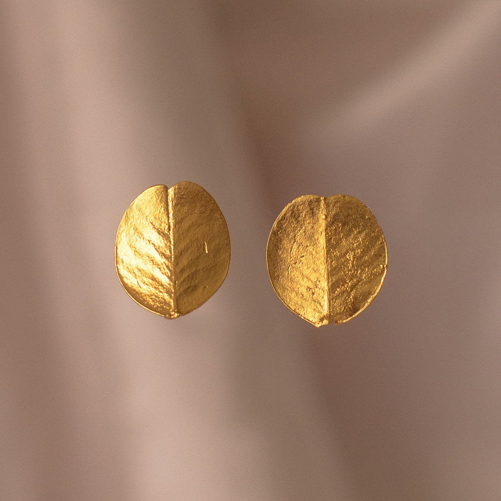 Aretes Topo Mini Hoja Mona Lisa en bronce bañado en oro de 24k, con hojas naturales inmortalizadas
