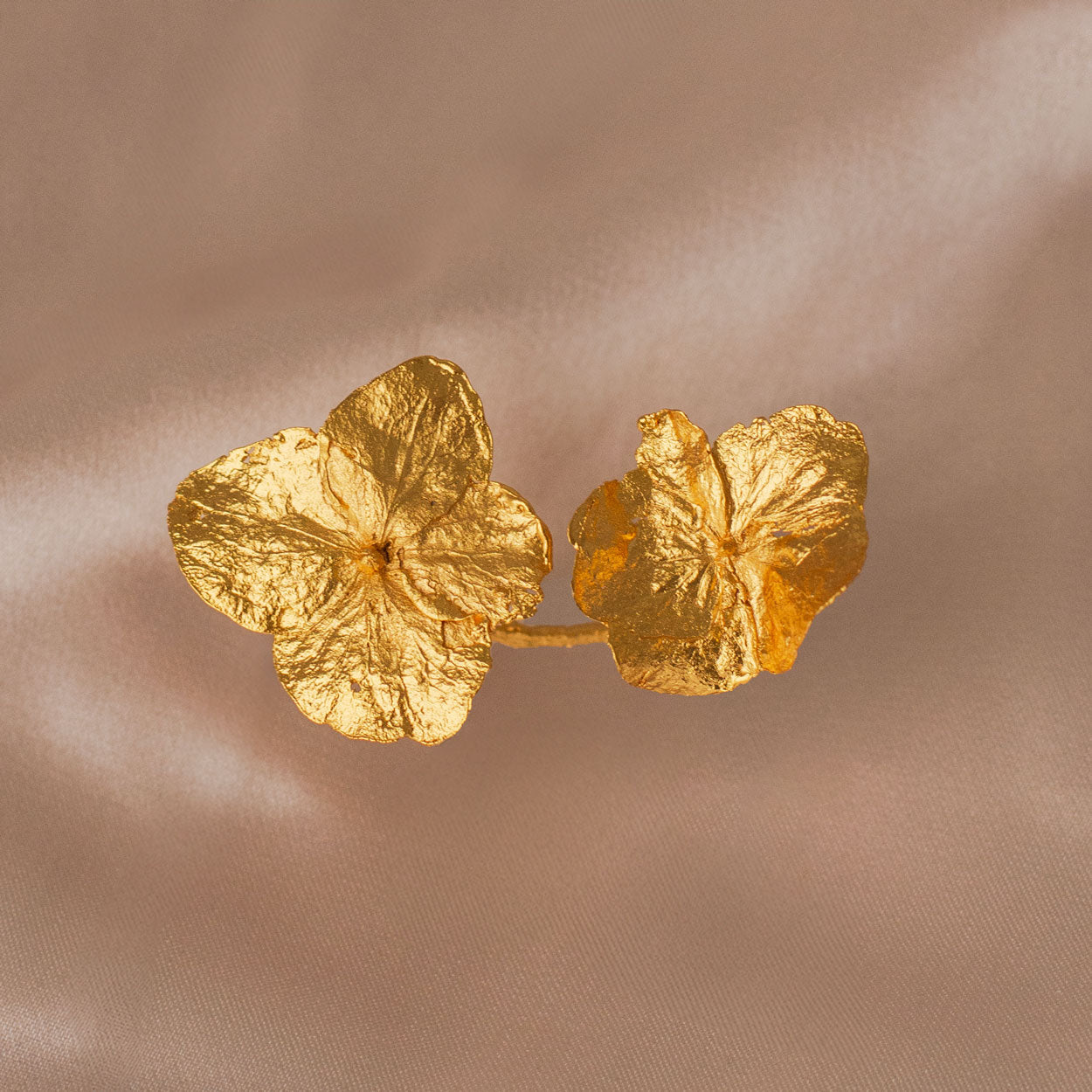 Anillo Dos Hortensias Natural en bronce bañado en oro de 24k, destacando la belleza y singularidad de las flores de hortensia de nuestro jardín