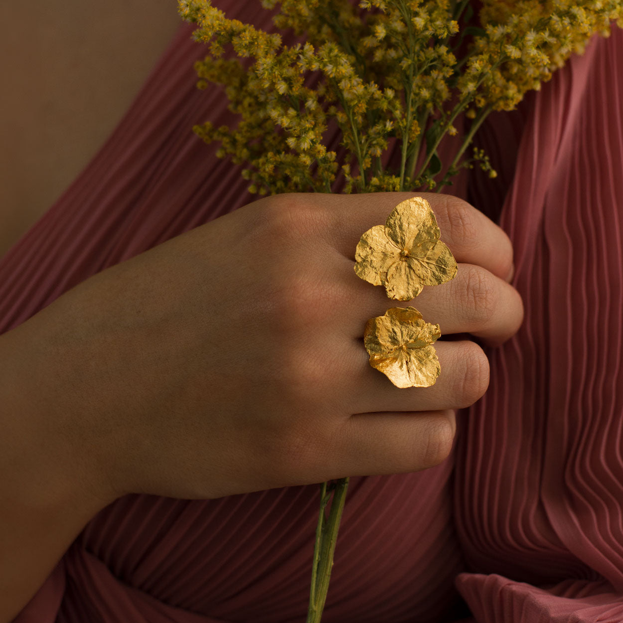 Anillo Dos Hortensias Natural en bronce bañado en oro de 24k, destacando la belleza y singularidad de las flores de hortensia de nuestro jardín