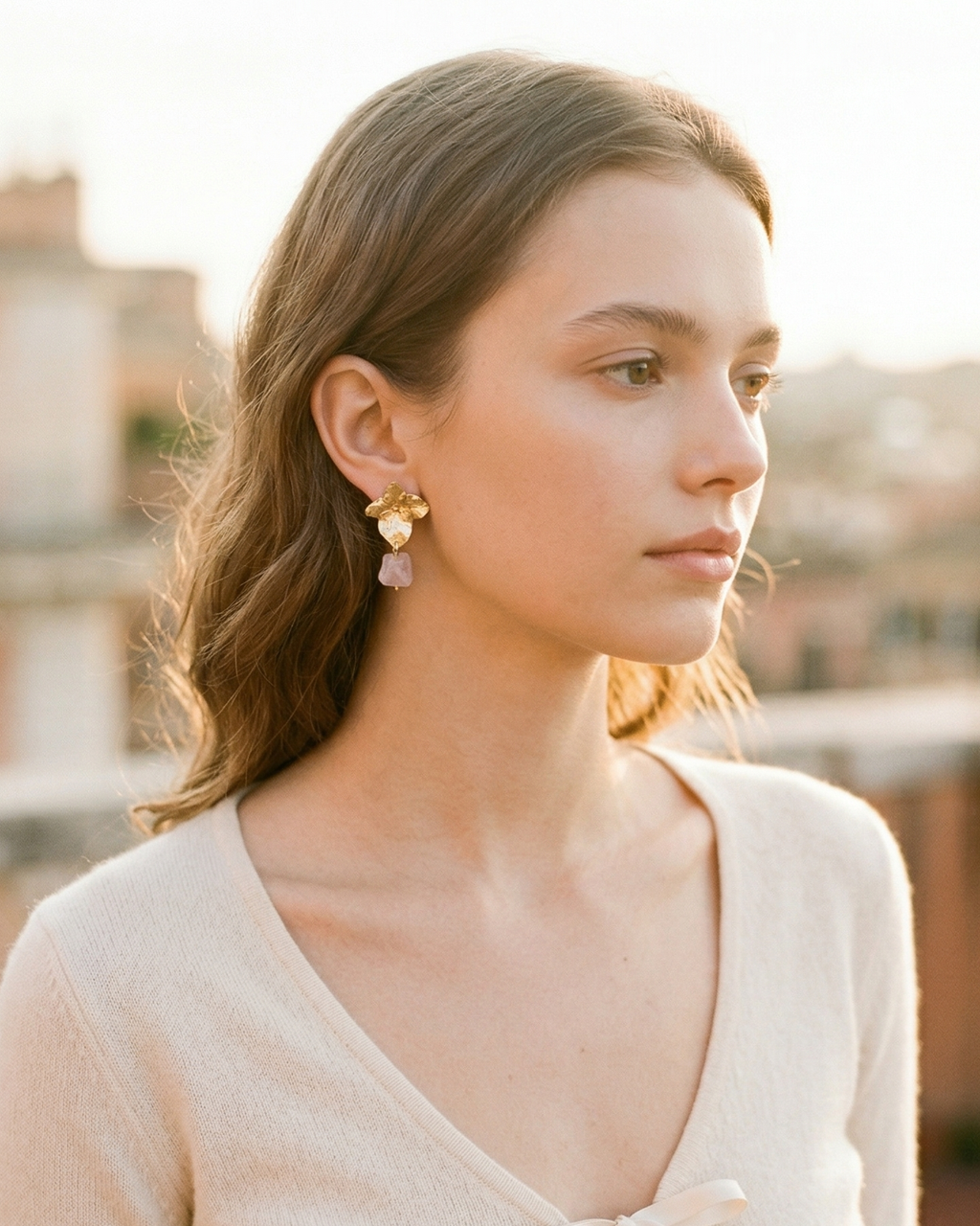 Aretes de hortensia natural bañada en oro 24k con cuarzo,  joyería botánica colombiana Liz de la Cruz