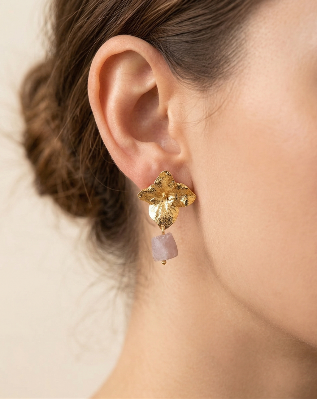 Aretes topo hortensia inmortalizada en oro 24k con cuarzo natural, joyería botánica hecha a mano en Colombia