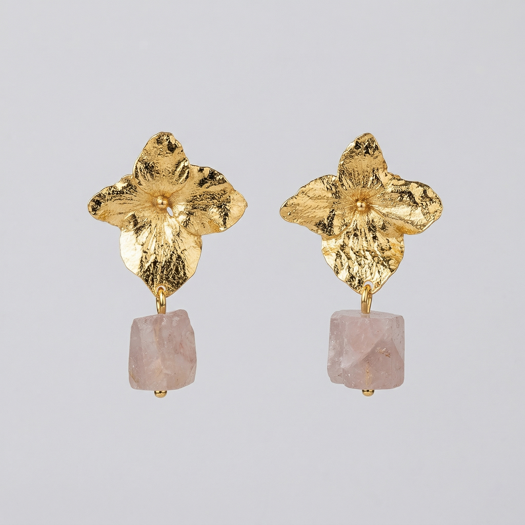 Aretes topo de hortensia real inmortalizada en oro 24k con cuarzo en bruto, joyería botánica artesanal colombiana