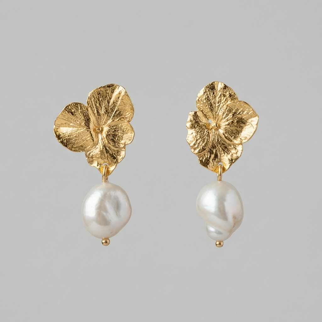 Pendientes botón hortensia inmortalizada en oro 24k con perla, joyería botánica hecha a mano en Colombia