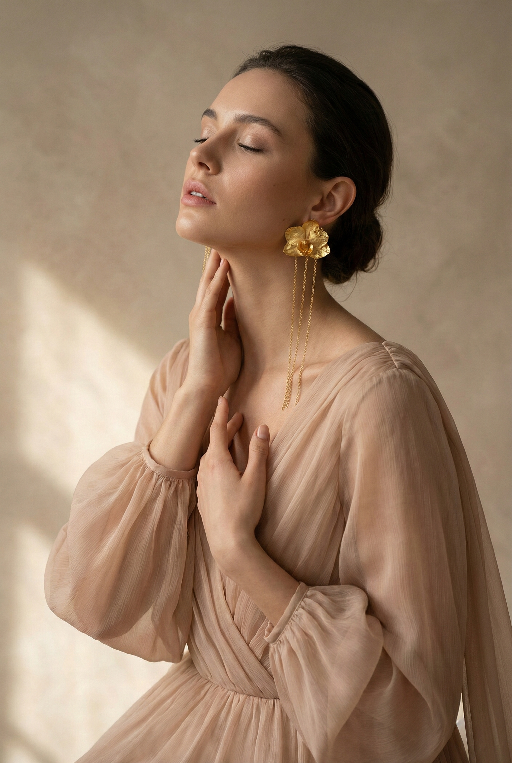 Detalle de aretes con movimiento: flor natural preservada y cadena dorada, accesorio elegante para noche o eventos.