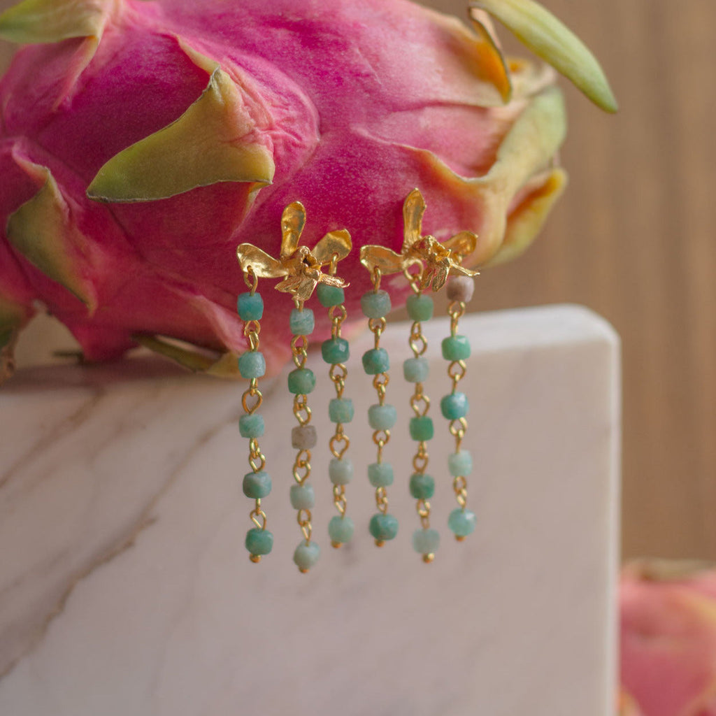 Aretes hechos a mano con orquideas y piedras naturales