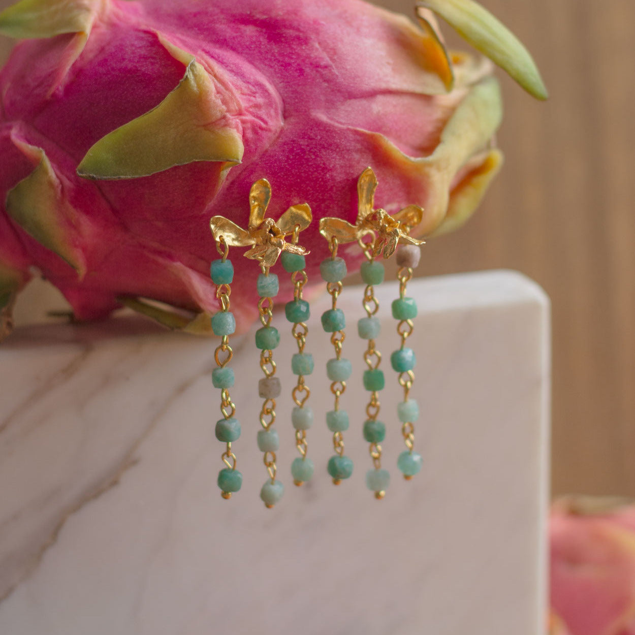 Aretes hechos a mano con orquideas y piedras naturales